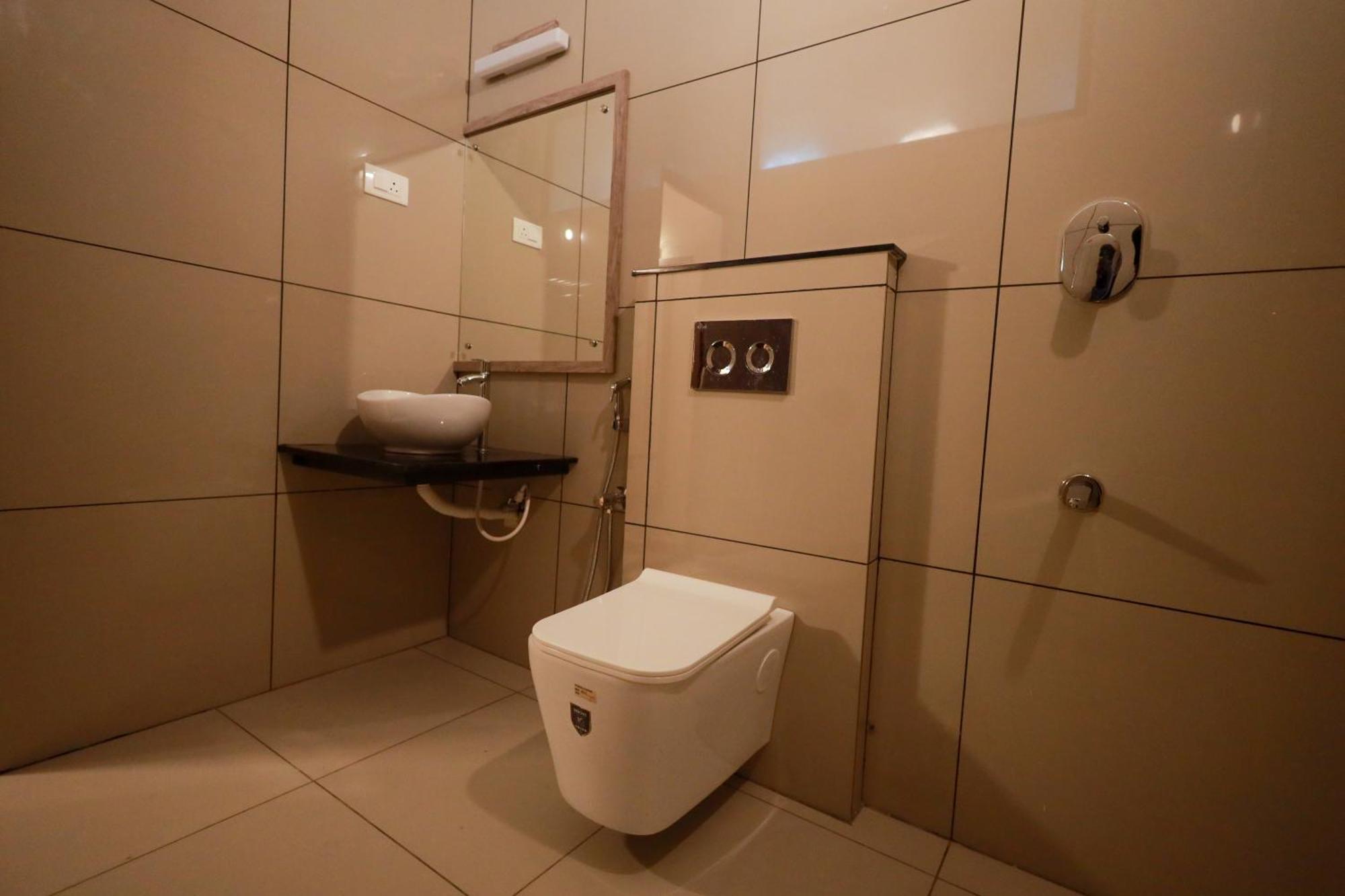 מלון Mennanyam Serene Aqua Hills Kozhikode מראה חיצוני תמונה