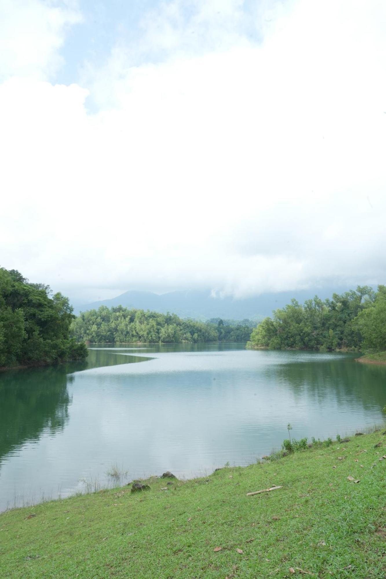 מלון Mennanyam Serene Aqua Hills Kozhikode מראה חיצוני תמונה